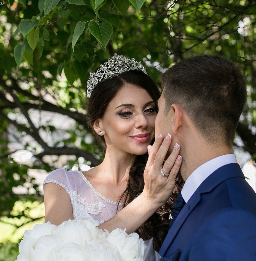 "Жениху даже места не хватило!": свадьбу Оли Рапунцель подняли на смех 