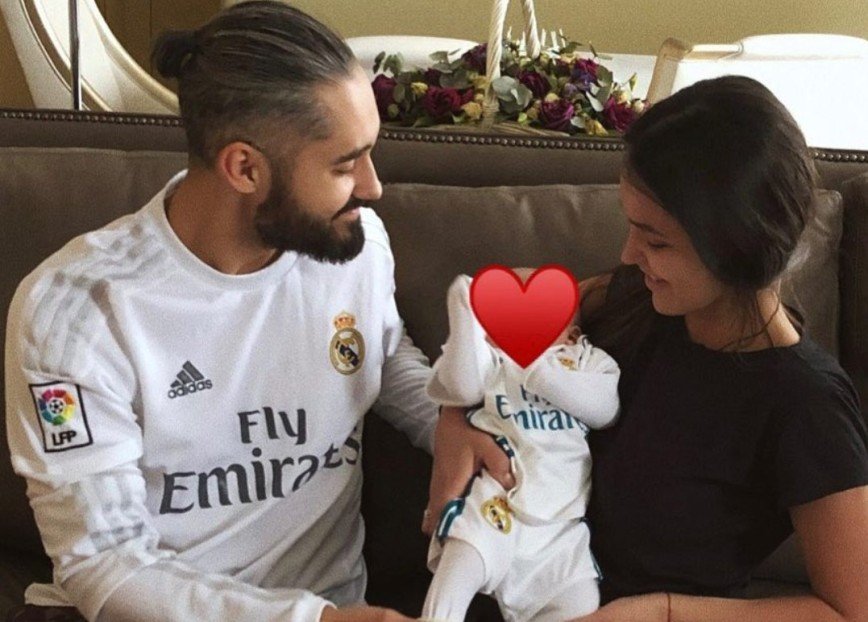 "Футболистом будет?": рэпер Мот и его супруга нарядили сына в форму "Реал Мадрида"
