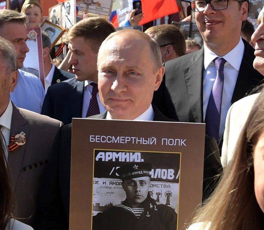 Бессмертный полк в Москве: более миллиона человек прошли с портретами героев-предков