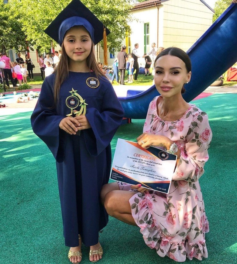 "Декольте в 7 лет?": Оксана Самойлова нарядила дочь не по возрасту