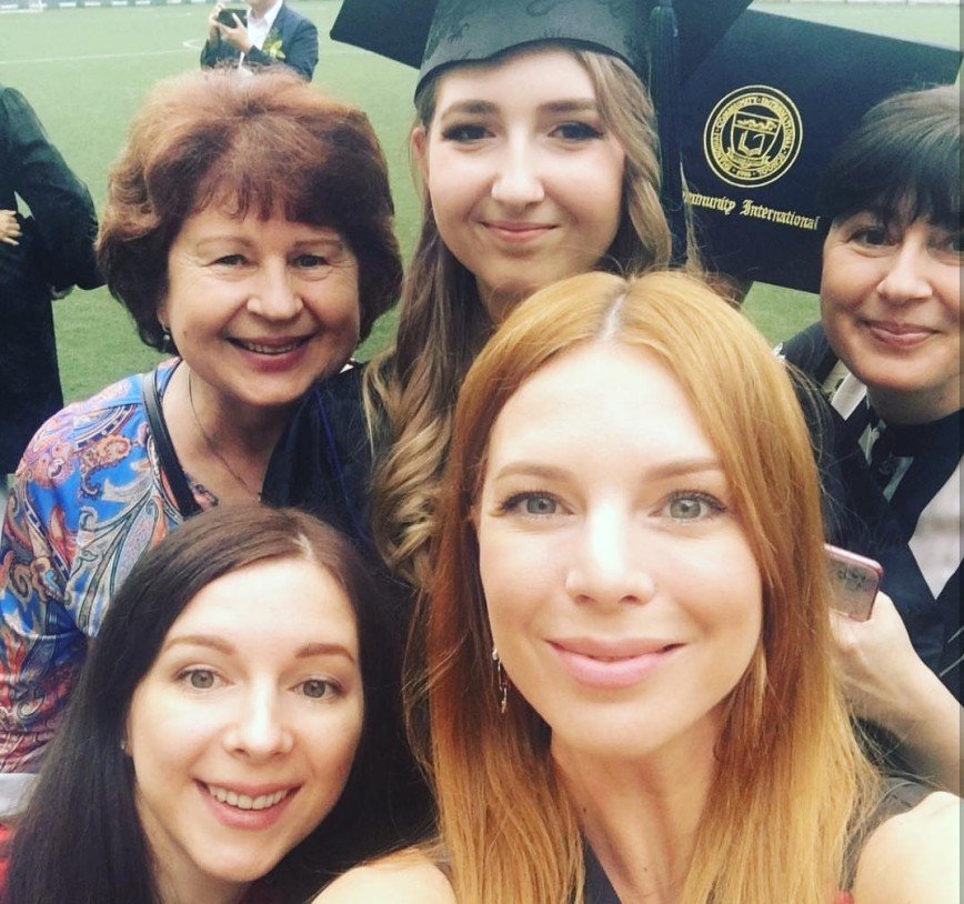 "Ваша мама - ксерокс": Подольская показала фото с сестрами 