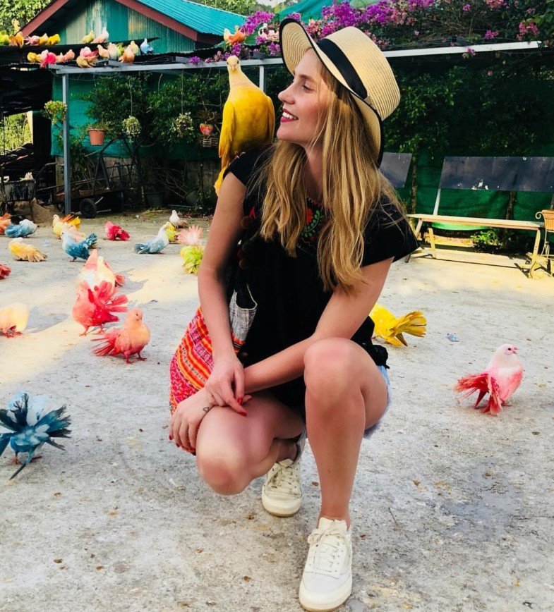 Глюкоза посетила парк с разноцветными голубями в Таиланде 