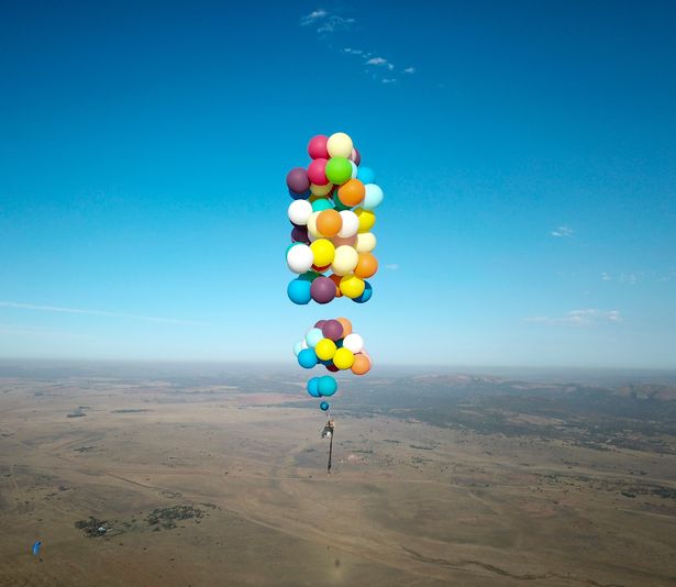 Британец пролетел 25 километров на стуле с воздушными шарами 