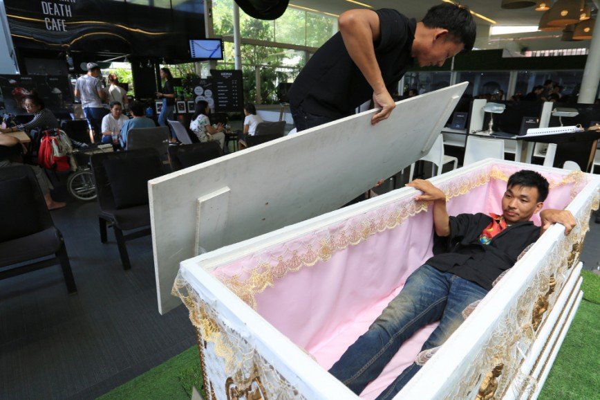 «Я бы не залез!»: в Таиланде посетителям кафе предлагают полежать в гробу 