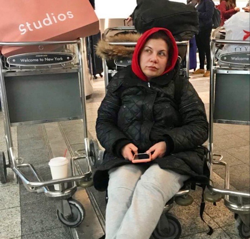 "Хотели подарить собаку, а подарили чемодан": Марина Федункив прогулялась с багажом