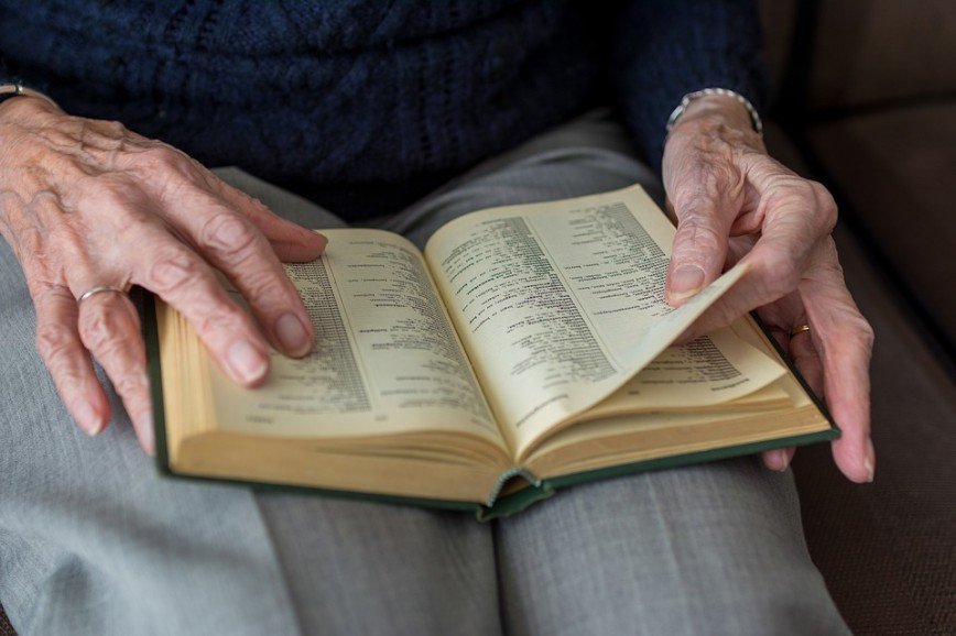 Никогда не поздно: 97-летняя старушка получает образование