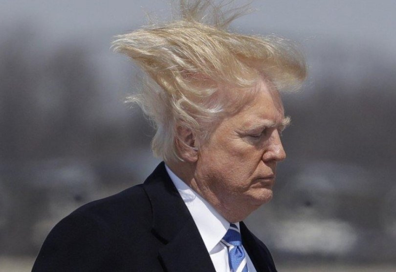 "Естественная укладка": порыв ветра открыл на всеобщее обозрение лысину Дональда Трампа 