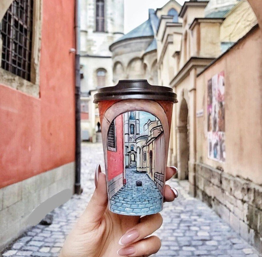 "Очень оригинально!": девушка из Одессы рисует копии фотографий на кофейных стаканчиках 
