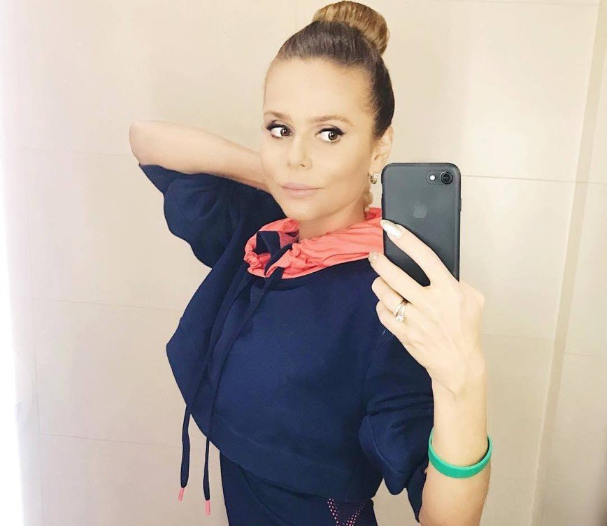 Похудевшая звезда «Блестящих» Ксения Новикова демонстрирует впалый живот