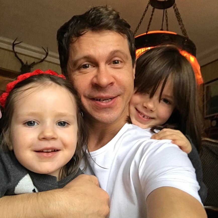  «Идеальная семья с небольшой поправкой»: Павел Деревянко ушел от жены