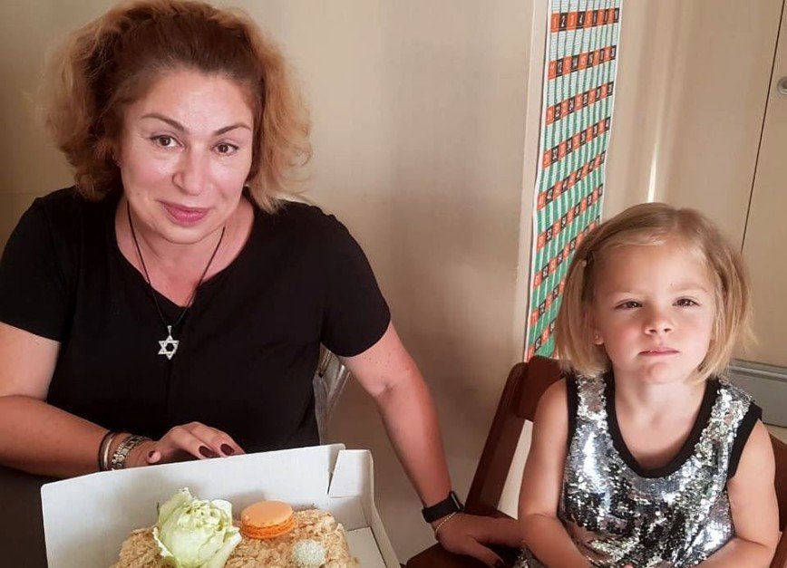 У нее была тяжелая жизнь: Симона Юнусова оправдывает поведение своей мамы