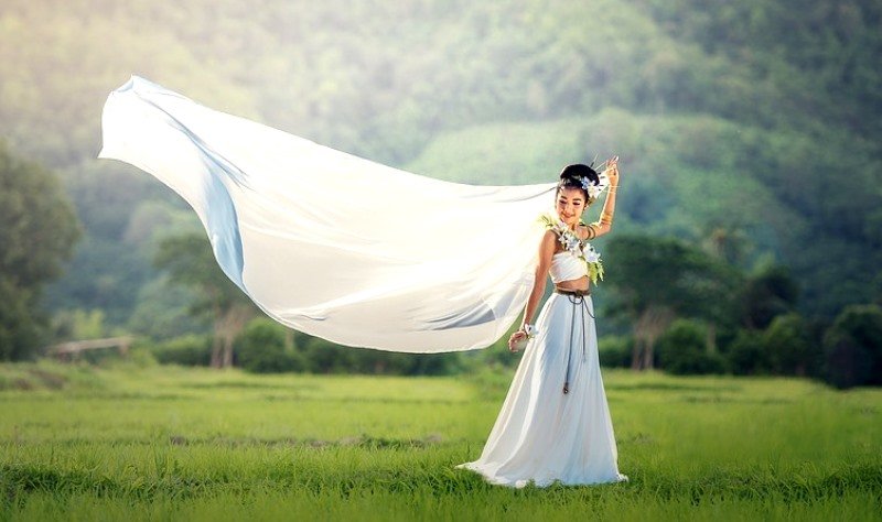 Эконом-вариант: китаянка сшила свадебное платье из 40 мешков для цемента