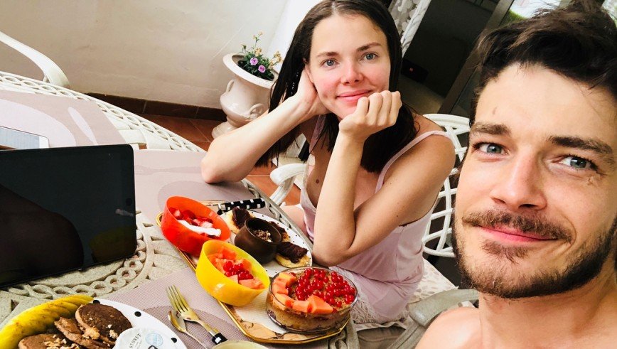 Семейная идиллия: Максим Матвеев показал завтрак с женой и сыном