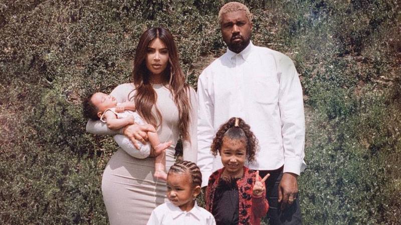«Вся семья в сборе»: Ким Кардашьян впервые показала фото с мужем и тремя детьми