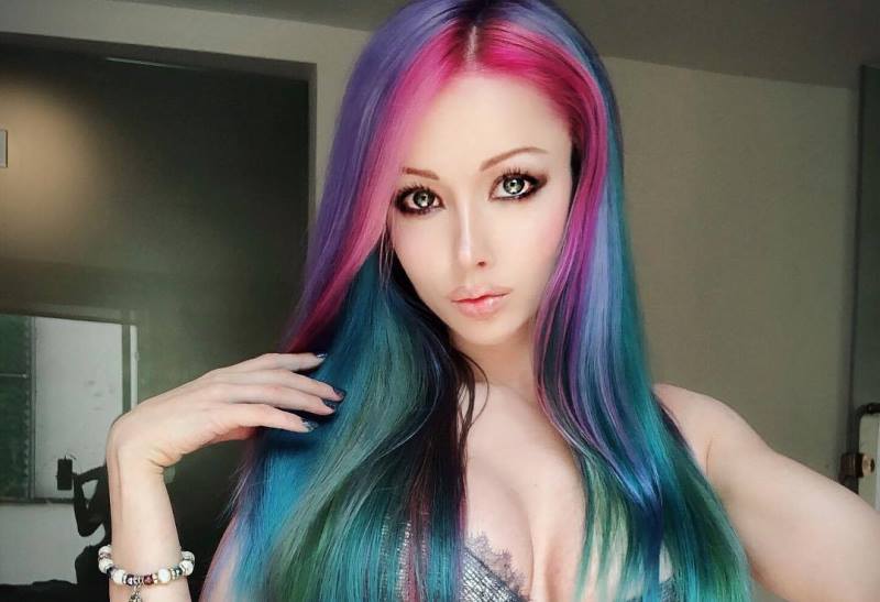 «Блондинкой было лучше»: Валерия Лукьянова сделала волосы разноцветными
