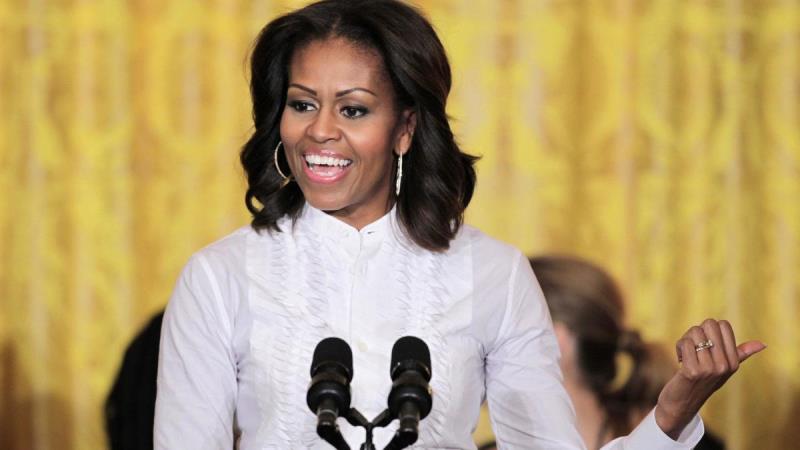 «Веселится, как все люди»: Мишель Обама в коротких шортах станцевала на концерте Бейонсе