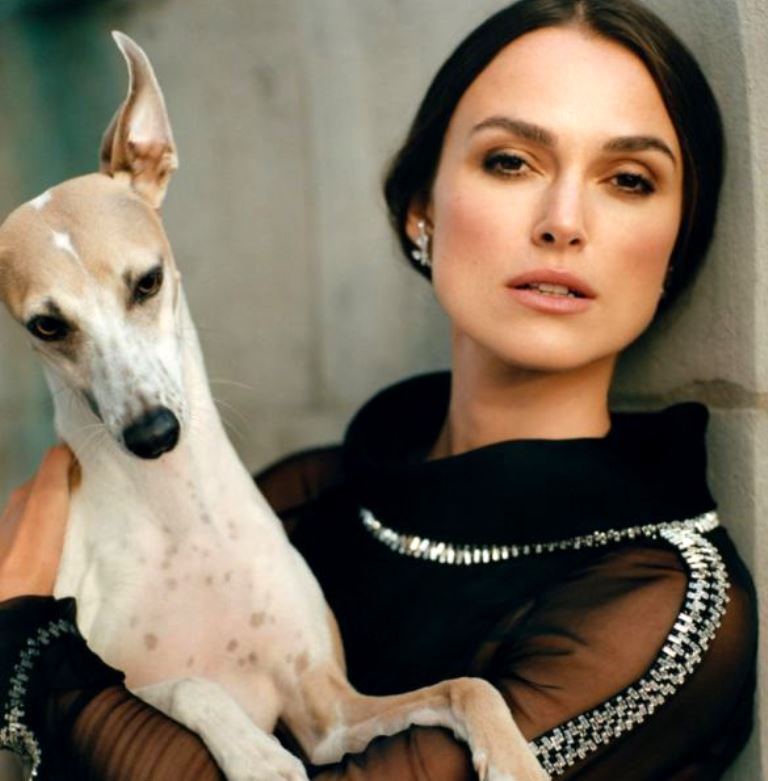 Дама с собачкой: Кира Найтли снялась в фотосессии для глянца
