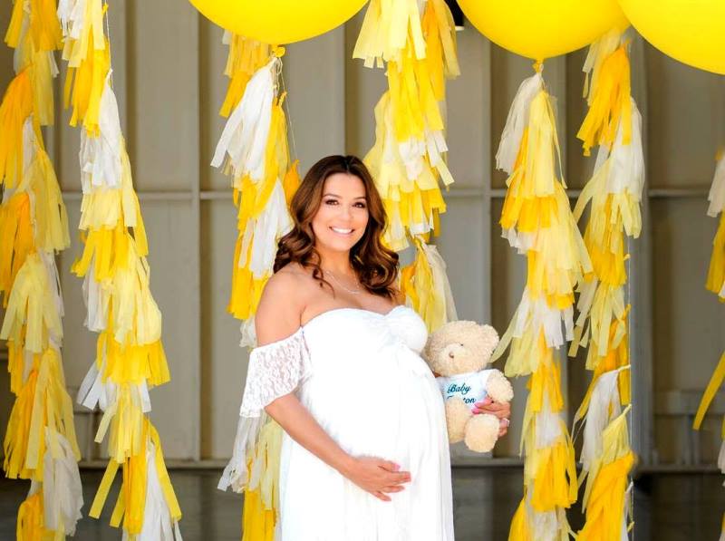 «Точно не двойня?»: беременная Ева Лонгория устроила вечеринку в честь будущего ребенка