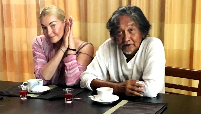 «А как же Миша?»: Волочкову в Таиланде развлекает казахский поэт
