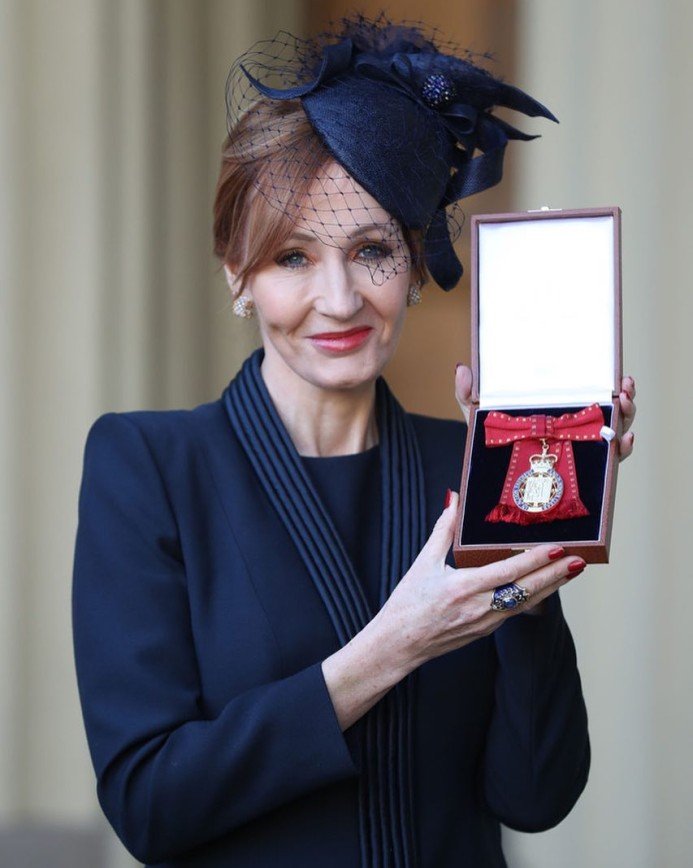 «Заслуженно!»: принц Уильям наградил Джоан Роулинг Орденом кавалеров почета