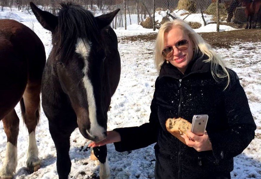 Невеста с приданым: Наталия Гулькина показала подаренного коня Руслана