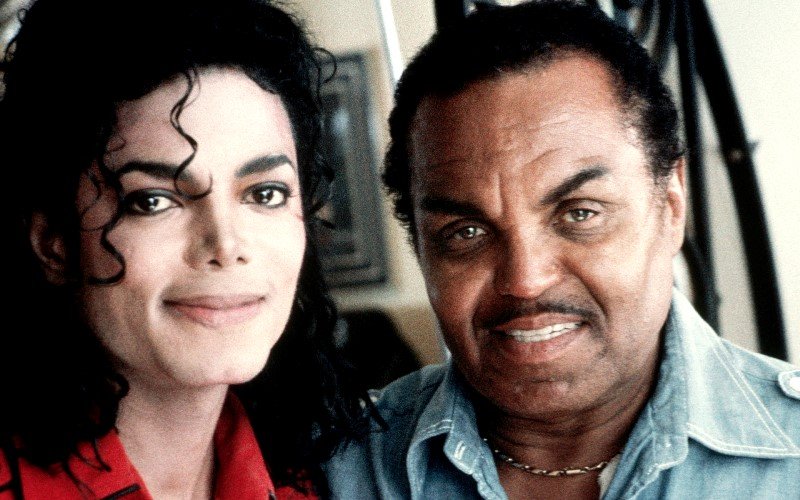 Врач Майкла Джексона заявил, что певец был химически кастрирован отцом