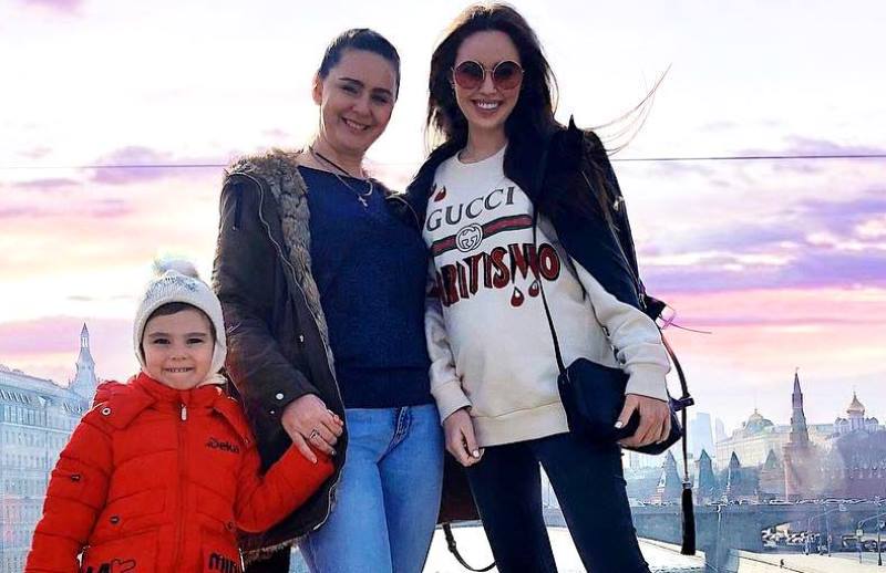 «Не скажешь, что четверых родила»: беременная Анастасия Костенко показала фото с мамой 
