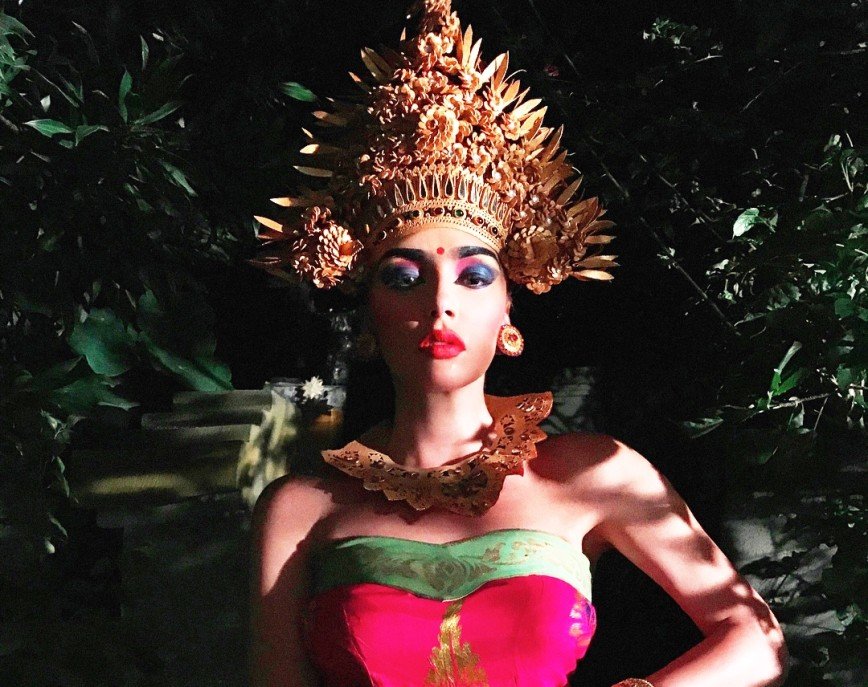 «Как царица!»: Ольга Серябкина приняла участие в яркой фотосессии на Бали