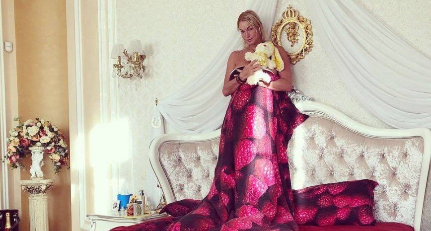 «Да не может быть»: Волочкова показала постельное фото с новым возлюбленным