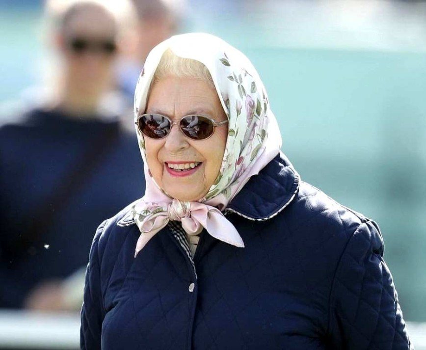 «Бабушка Лиза»: королева Великобритании вышла в свет в цветастом платке 