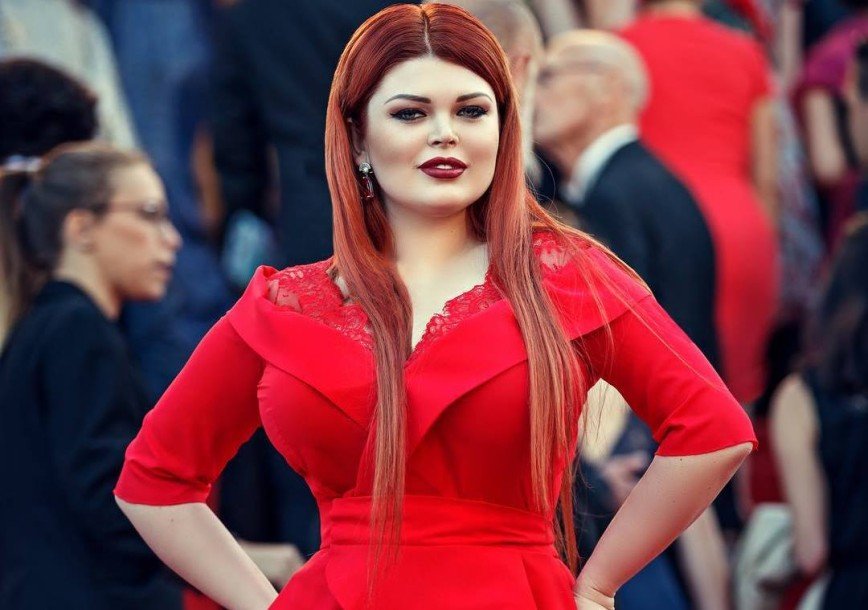 «Случайность?»: пышнотелая модель Юлия Рыбакова потеряла юбку на красной дорожке