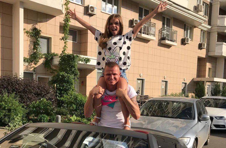 «Заехал поздравить принцессу»: Дмитрий Тарасов подарил дочке бриллианты