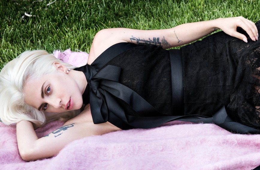 Леди Гага в женственном образе украсила обложку модного глянца 