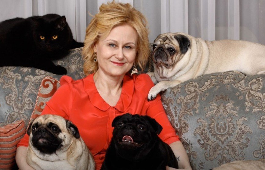 Она умеет все: Дарья Донцова от имени собаки рассказала о своей хозяйственности