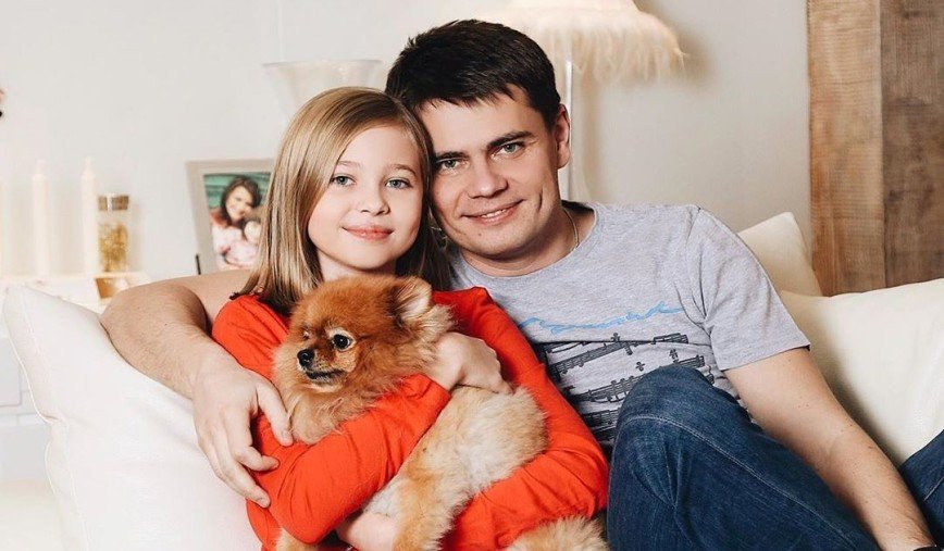 Сын Михаила Боярского поделился редкими фото с родителями и дочкой