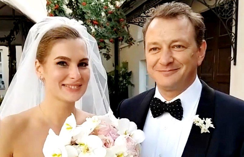 Стыдно в этом жить: третья жена Марата Башарова подает на развод