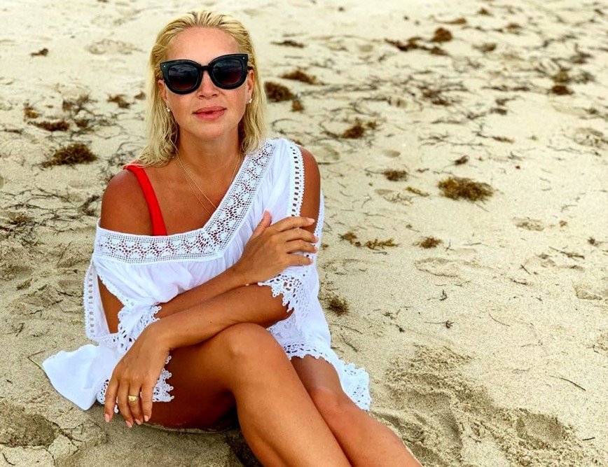 Блондинка на пляже: 46-летняя Екатерина Одинцова показала фигуру в купальнике