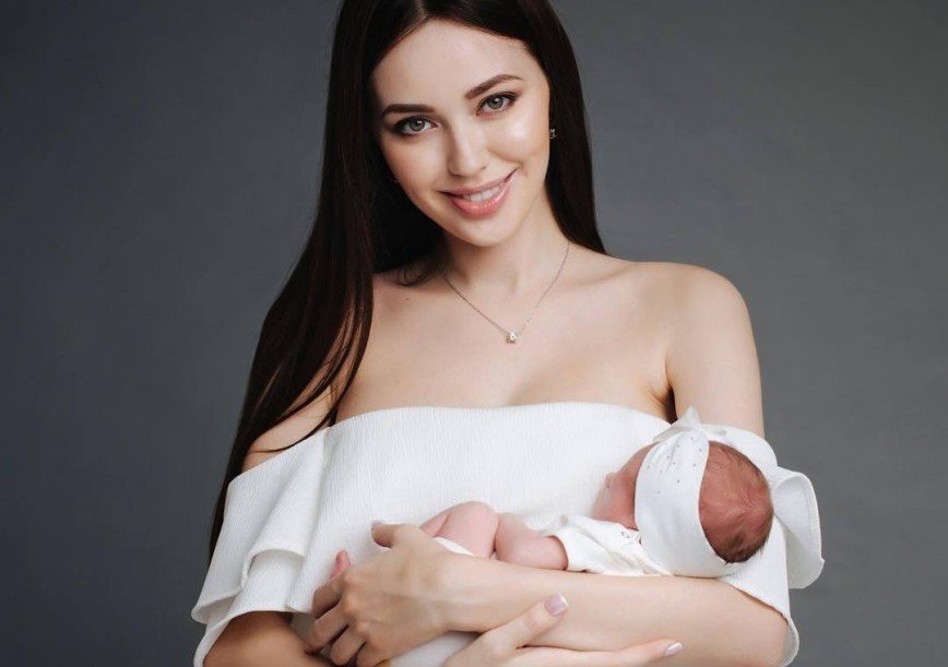 Все по графику: Анастасия Костенко сделала дочке первую прививку