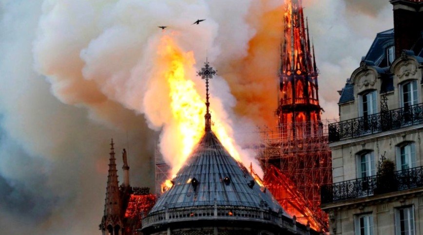 Мы все потеряли что-то важное: звезды отреагировали на пожар в Соборе Парижской Богоматери