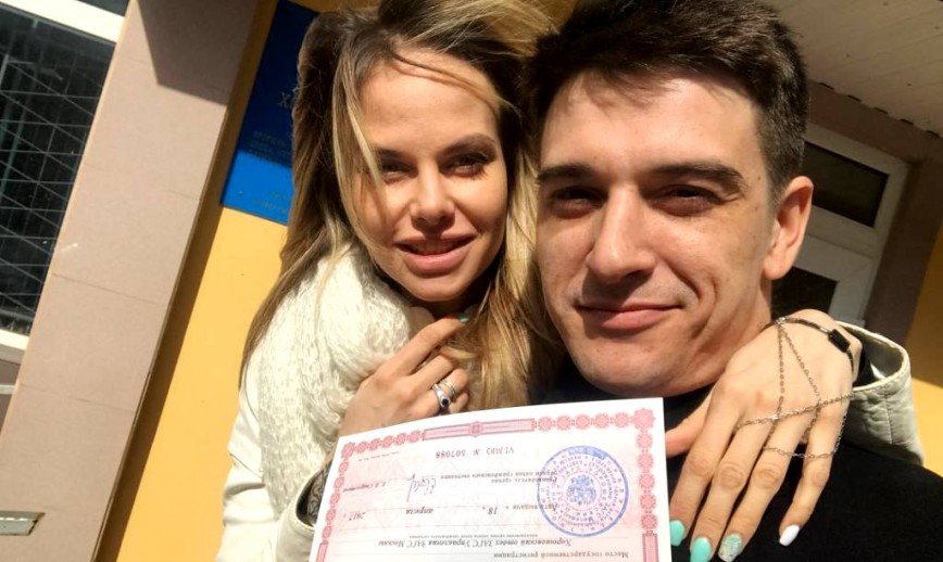 Ты мое счастье: Станислав Бондаренко трогательно поздравил жену с бумажной годовщиной