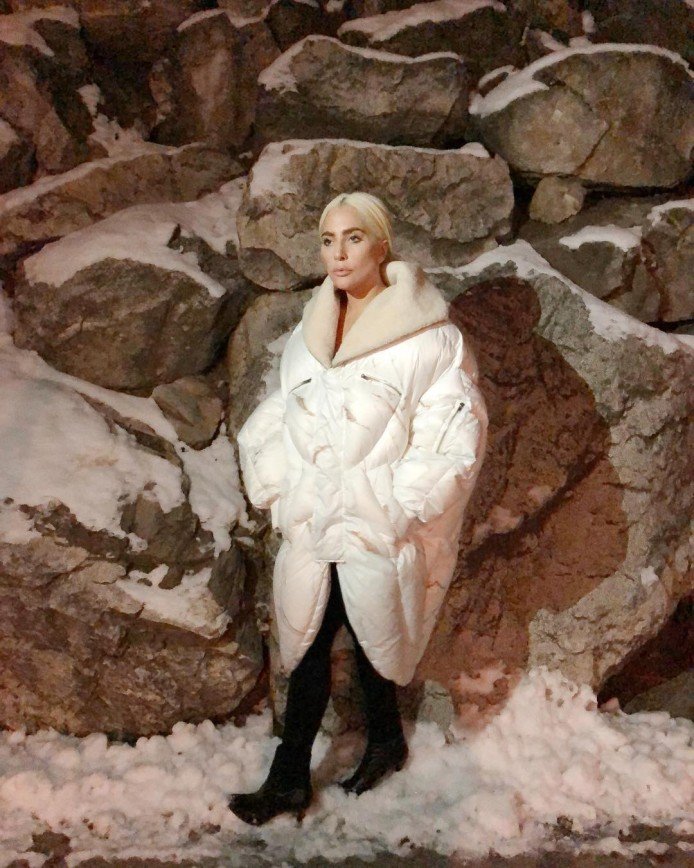 «Что за мешок?»: Леди Гага надела бесформенный пуховик