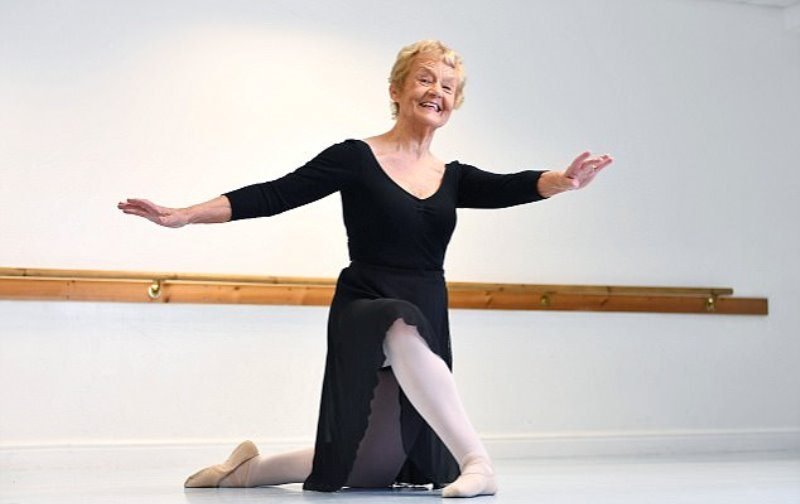 «Никогда не поздно»: 80-летняя жительница Великобритании стала самой пожилой балериной страны