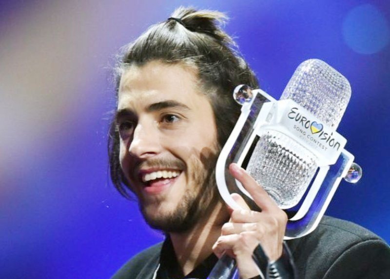 Звезда «Евровидения-2017» Сальвадор Собрал впервые вышел на сцену после пересадки сердца