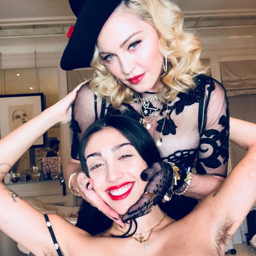 «Это мода такая?»: дочь Мадонны вновь показала небритые подмышки