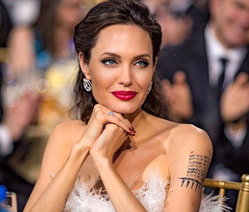 «Новая любовь?»: посвежевшая Анджелина Джоли вышла в свет в роскошном наряде