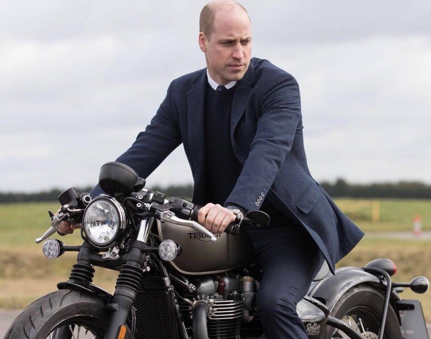 «Герцог-байкер»: в соцсетях обсуждают принца Уильяма на мотоцикле