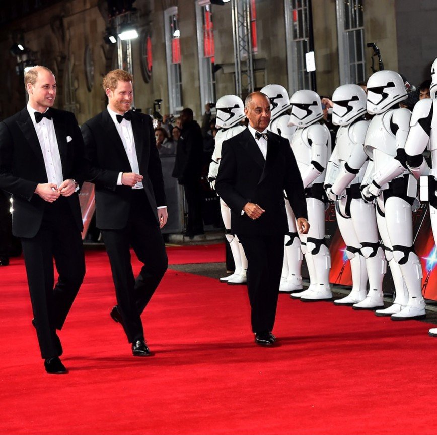 «Везет же им!»: принцы Уильям и Гарри посетили премьеру новых «Звездных войн»