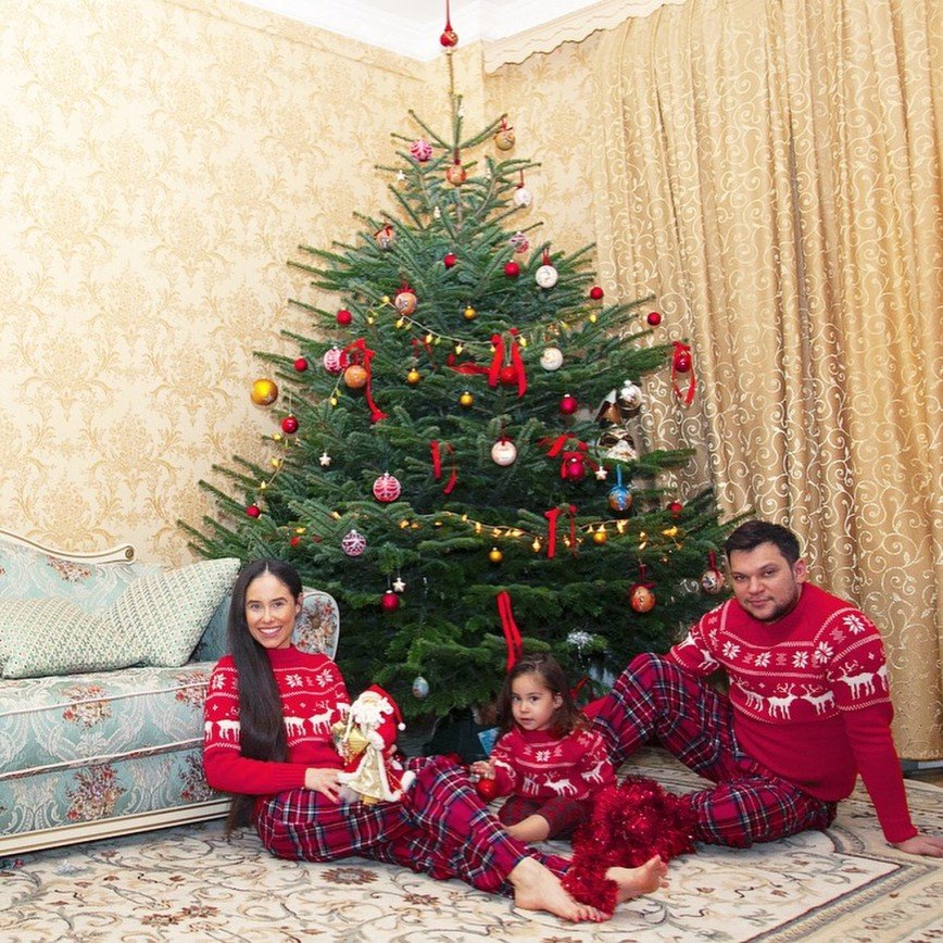 Елка дом 2. Семья у елки. Семья у новогодней елки. Украшение елки всей семьей. Семья возле елки.