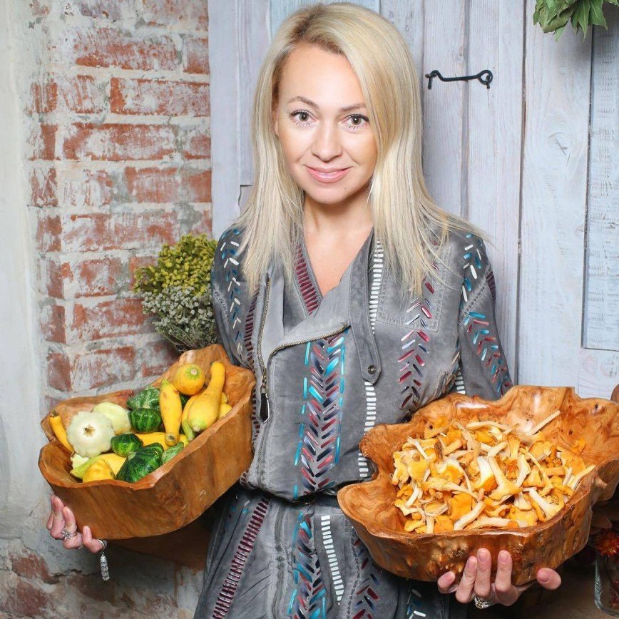 «Пирожки руками вкуснее»: сервировку Яны Рудковской для домашней выпечки сочли неуместной