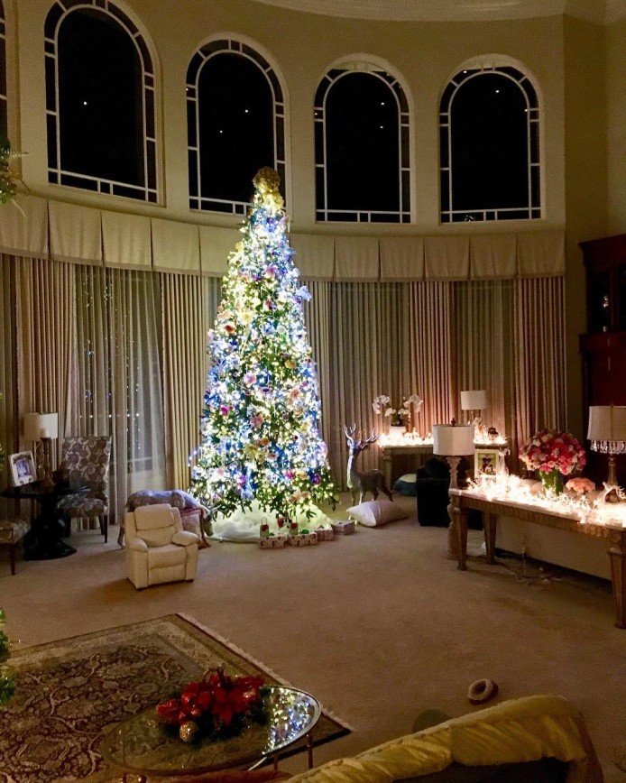 «Не рано?»: звезды шоу-бизнеса, нарядившие елки задолго до Рождества